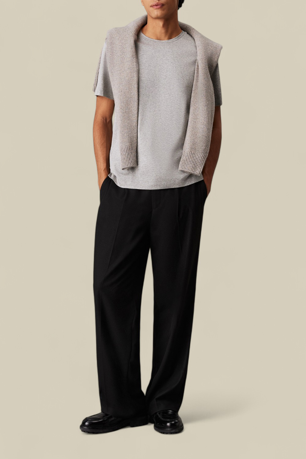 תמונת כל הלוק של חולצת טי